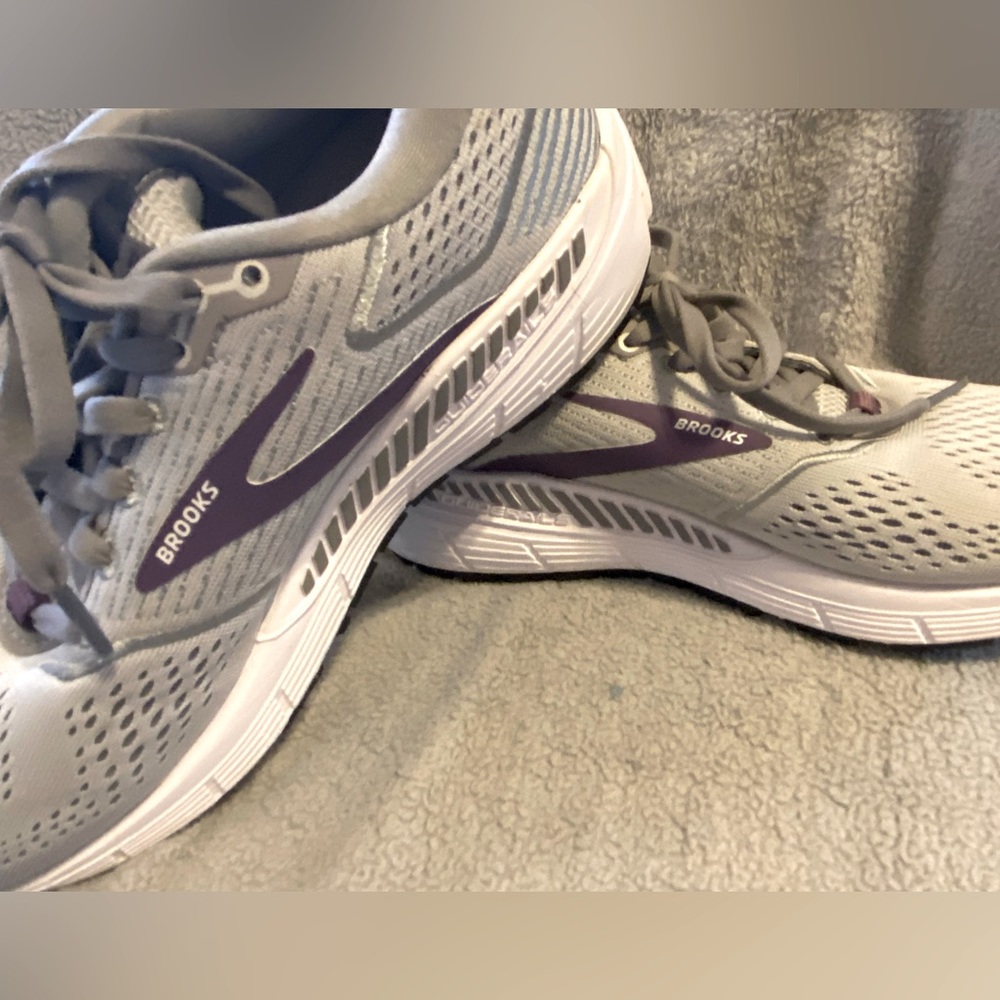 Women’s Brooks Ariel Size 8. Only worn twice.